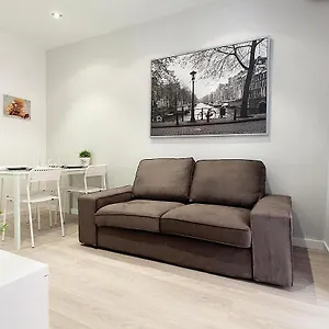 Apartment Ma22 - Ma22 - In Sants Communal Terrace, Barcelona